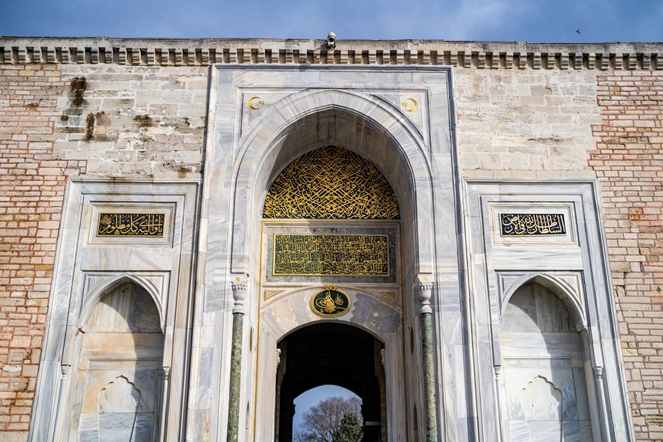 Topkapi Palace courtyard and imperial gate in Istanbul