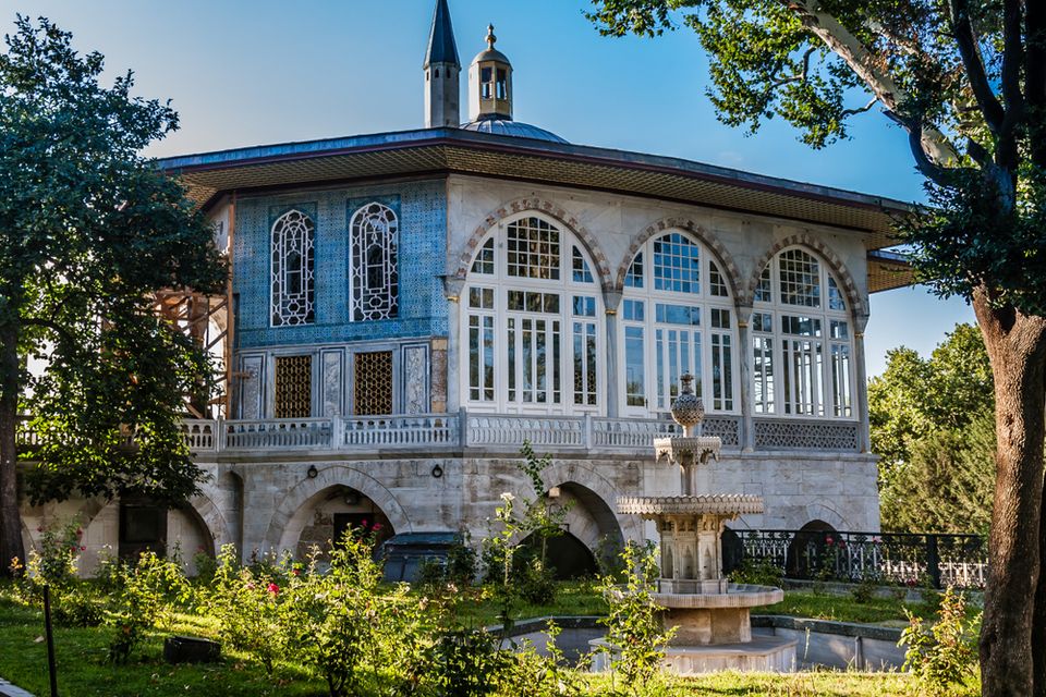 Quiosco de Bagdad en el 4.º patio de Topkapi Palace con vista al Bósforo