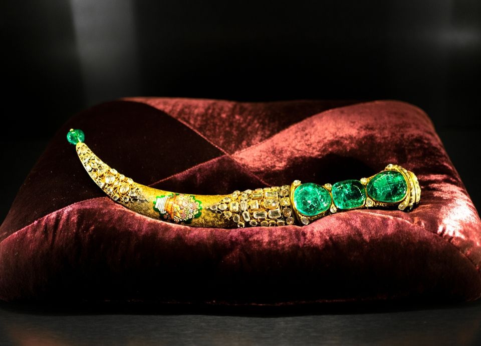 La daga dorada de Topkapi decorada con tres grandes esmeraldas en la sala del Tesoro