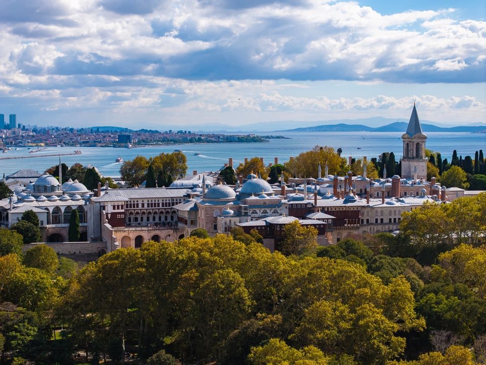 Vista panorámica de los patios de Topkapi Palace y del Bósforo en Estambul